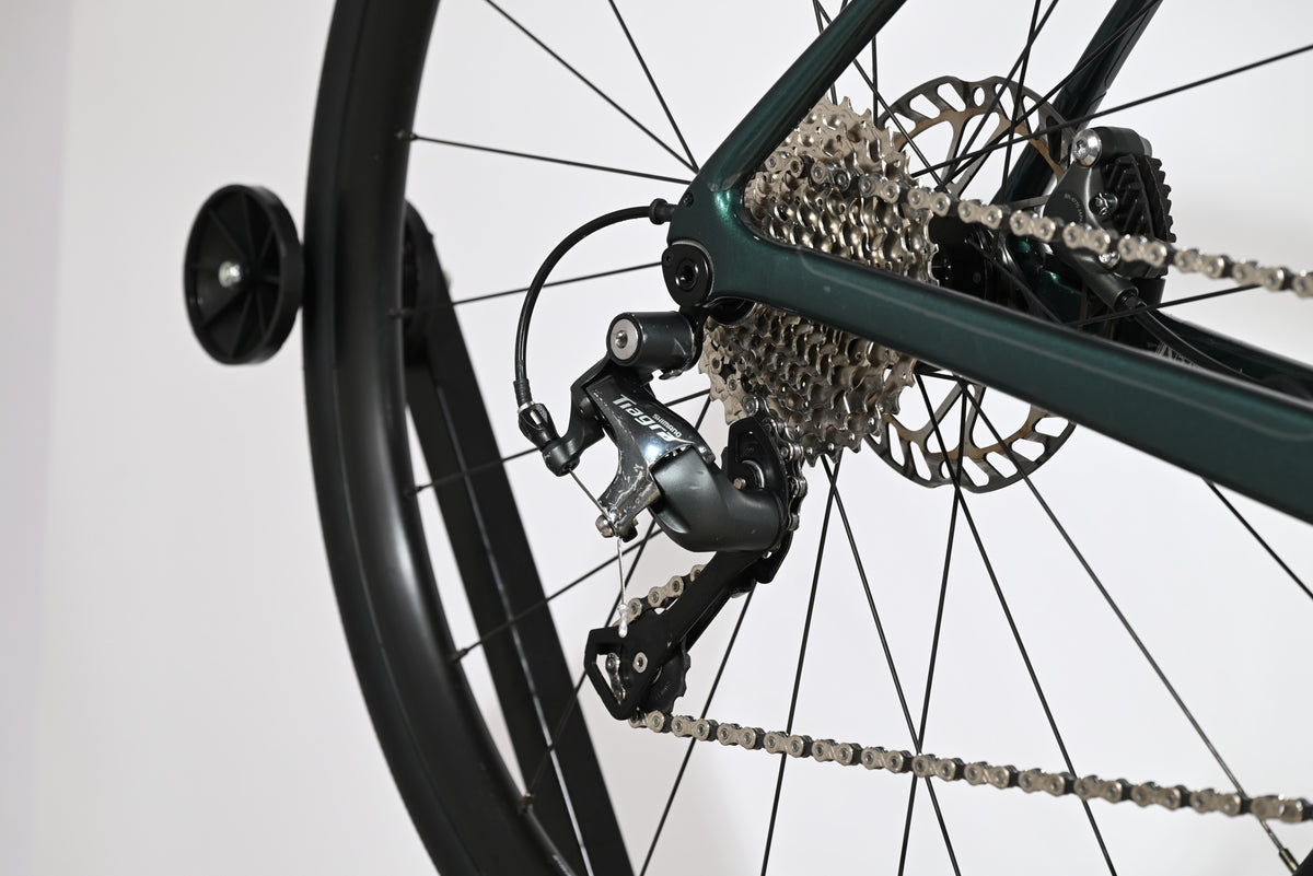 Dérailleur arrière Shimano Tiagra sur vélo de route Giant Defy Advanced 3 Loop Sports vert foncé