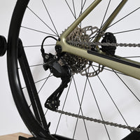 Gros plan sur la transmission et le dérailleur arrière du vélo de route Giant Defy Advanced 2 2024 chez Loop Sports