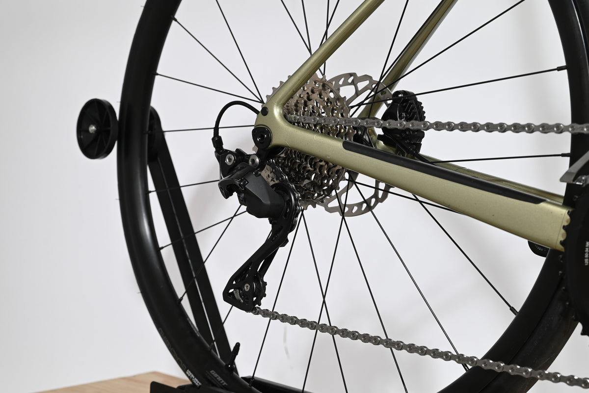 Gros plan sur la transmission et le dérailleur arrière du vélo de route Giant Defy Advanced 2 2024 chez Loop Sports