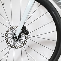 Gros plan sur la roue avant et le frein à disque Shimano Cues du vélo de route Loop Sports Giant Defy Advanced 3