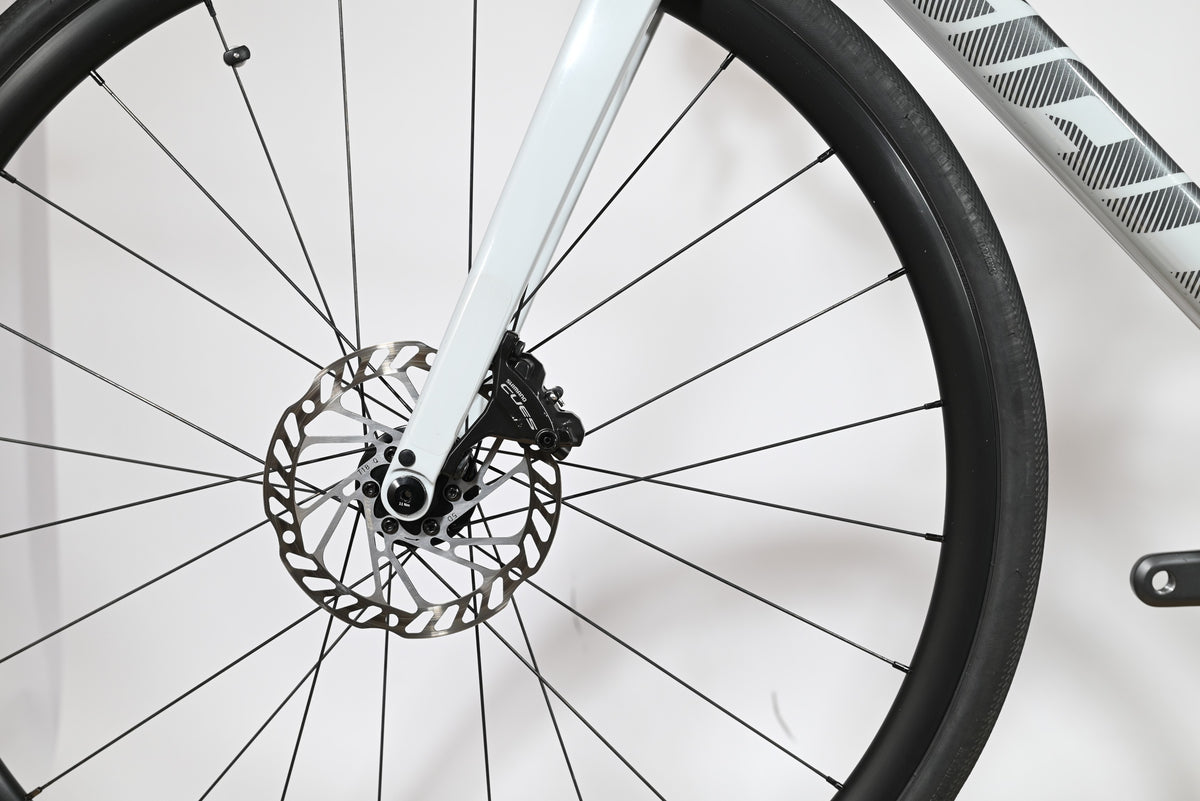 Gros plan sur la roue avant et le frein à disque Shimano Cues du vélo de route Loop Sports Giant Defy Advanced 3