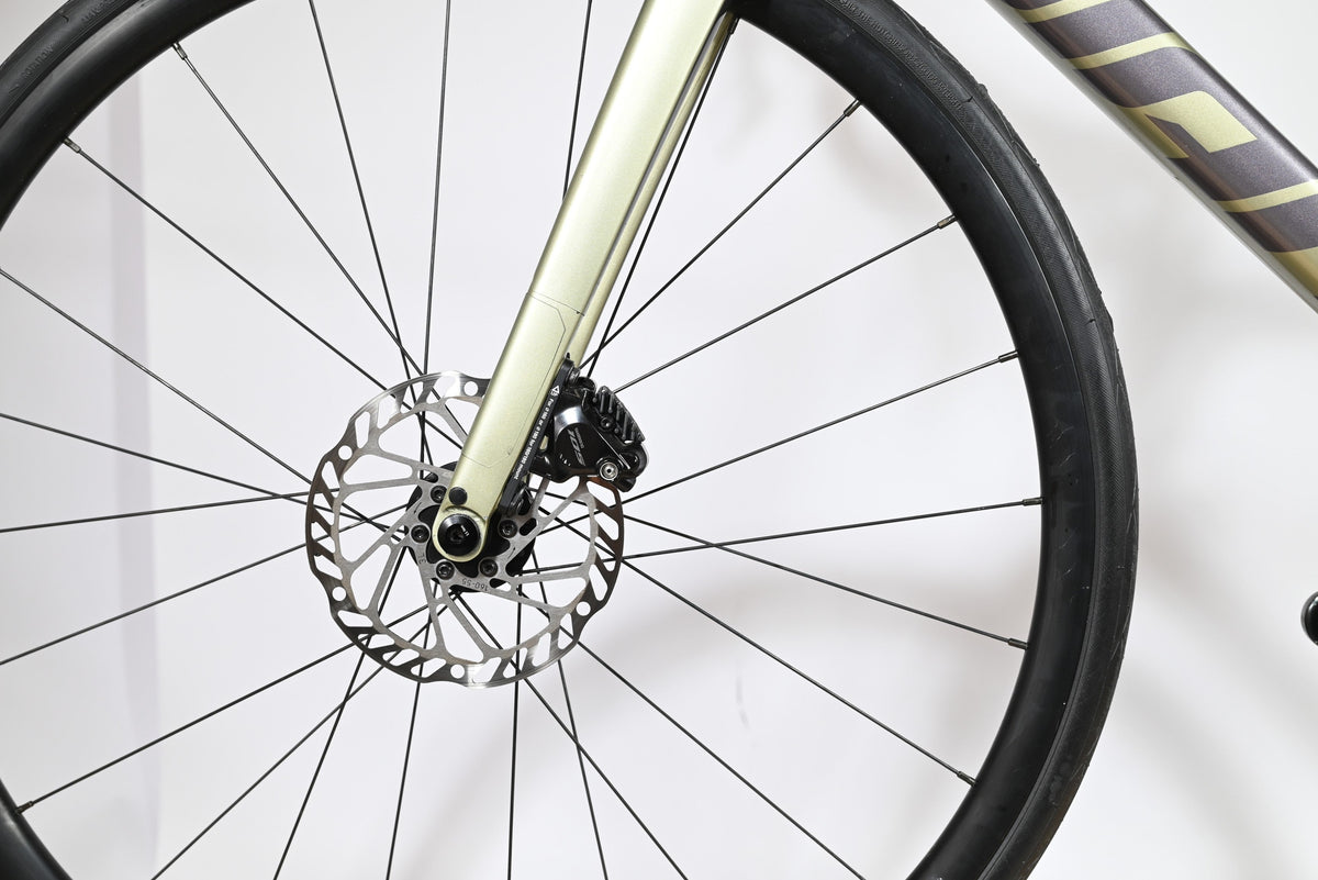 Gros plan sur la roue avant et le frein à disque hydraulique du vélo de route Giant Defy Advanced 2 chez Loop Sports