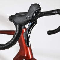 Leviers de frein Shimano 105 sur le guidon rouge du vélo de route Giant Defy Advanced 2 2025 chez Loop Sports