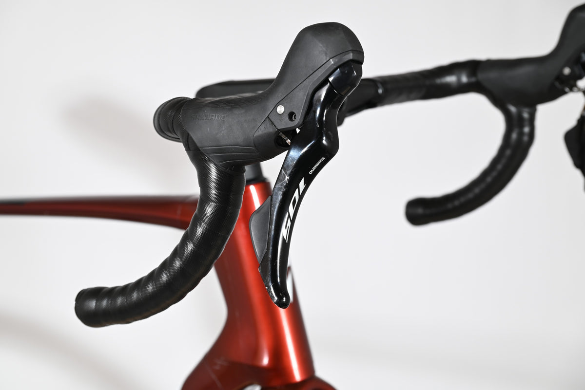Leviers de frein Shimano 105 sur le guidon rouge du vélo de route Giant Defy Advanced 2 2025 chez Loop Sports