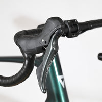 Leviers de frein Shimano Tiagra sur le guidon du vélo de route Giant Defy Advanced 3 de Loop Sports