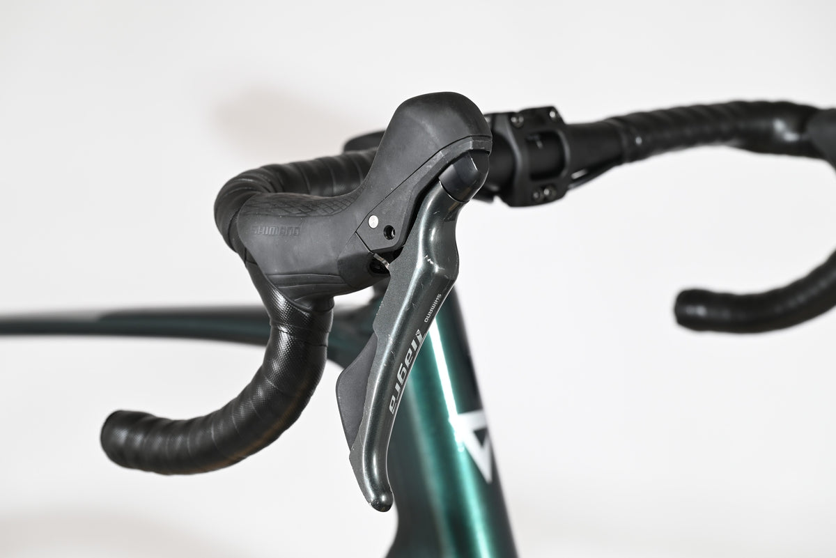Leviers de frein Shimano Tiagra sur le guidon du vélo de route Giant Defy Advanced 3 de Loop Sports