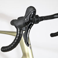 Gros plan sur les leviers de frein Shimano 105 et le guidon du vélo de route Giant Defy Advanced 2 chez Loop Sports