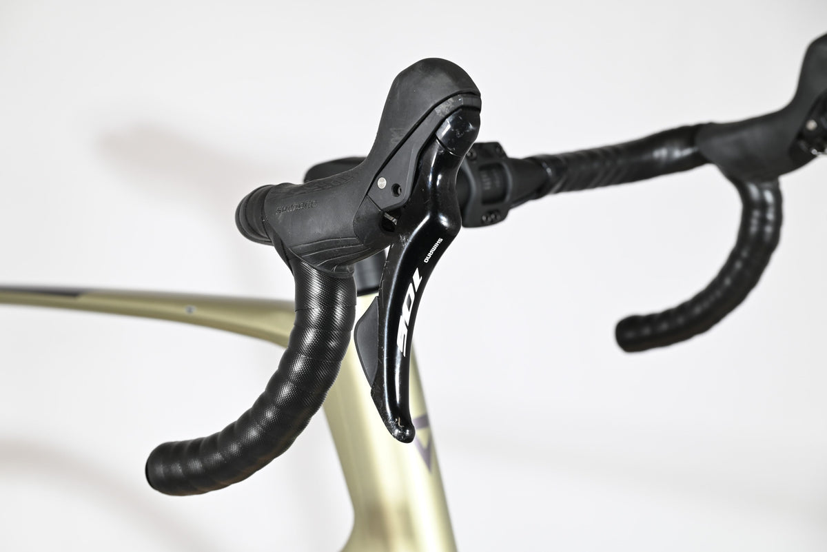 Gros plan sur les leviers de frein Shimano 105 et le guidon du vélo de route Giant Defy Advanced 2 chez Loop Sports