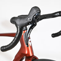 Leviers de frein Shimano 105 sur le guidon du vélo de route Giant Defy Advanced 2 2025 de Loop Sports