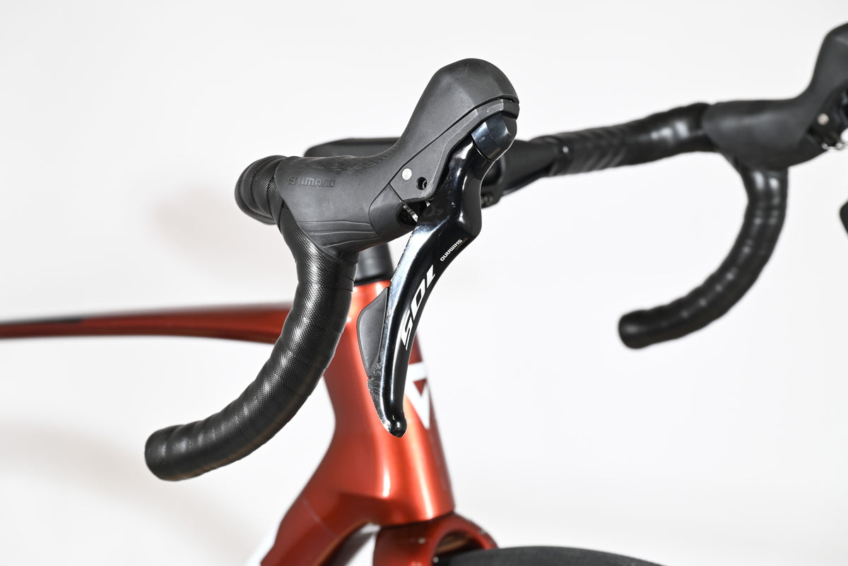Leviers de frein Shimano 105 sur le guidon du vélo de route Giant Defy Advanced 2 2025 de Loop Sports