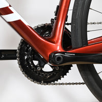 Gros plan sur le pédalier Shimano et le cadre en carbone rouge brillant du vélo de route Giant Defy Advanced 2 Loop Sports