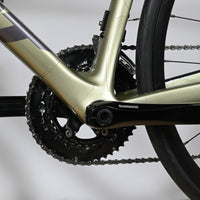 Gros plan sur le pédalier Shimano et le cadre en carbone vert olive du vélo de route Giant Defy Advanced 2 Loop Sports