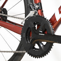 Gros plan sur le pédalier Shimano et le cadre rouge du vélo de route Giant Defy Advanced 2 2025 chez Loop Sports