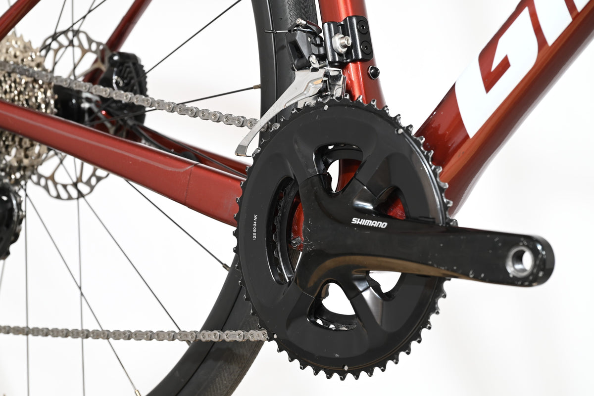 Gros plan sur le pédalier Shimano et le cadre rouge du vélo de route Giant Defy Advanced 2 2025 chez Loop Sports