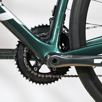 Gros plan sur le pédalier Shimano Tiagra et le cadre en carbone vert émeraude du vélo Loop Sports Giant Defy Advanced 3