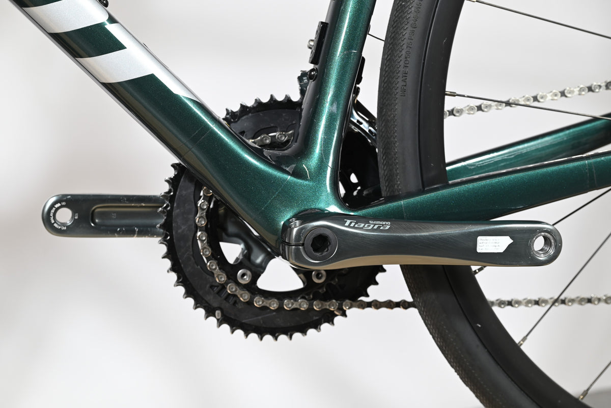 Gros plan sur le pédalier Shimano Tiagra et le cadre en carbone vert émeraude du vélo Loop Sports Giant Defy Advanced 3