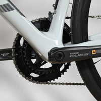 Gros plan sur le pédalier Shimano Cues d'un vélo de route Giant Defy Advanced 3 gris de Loop Sports