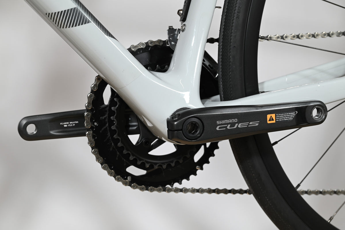 Gros plan sur le pédalier Shimano Cues d'un vélo de route Giant Defy Advanced 3 gris de Loop Sports