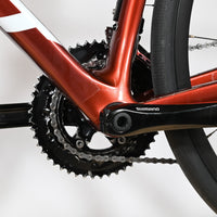 Gros plan sur le pédalier Shimano et le cadre rouge brillant du vélo de route Giant Defy Advanced 2 chez Loop Sports