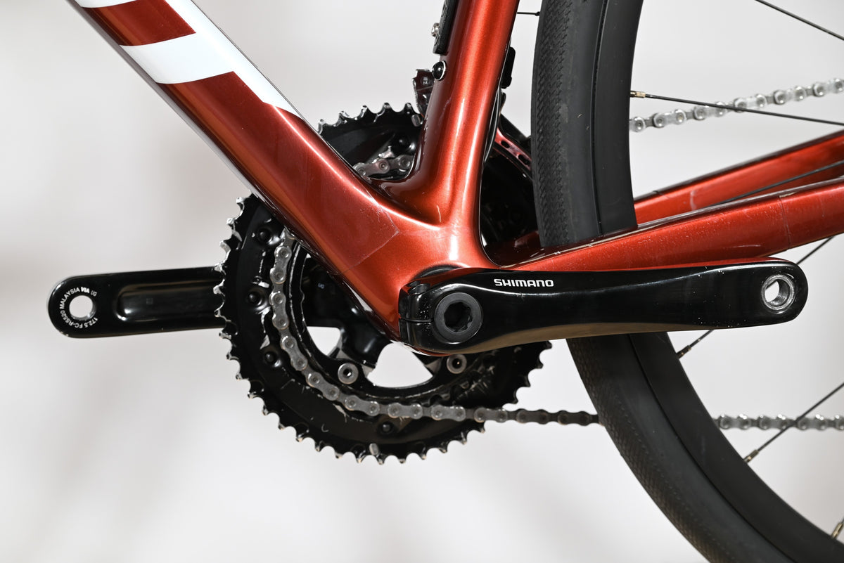 Gros plan sur le pédalier Shimano et le cadre rouge brillant du vélo de route Giant Defy Advanced 2 chez Loop Sports