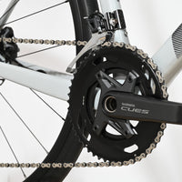 Gros plan sur le pédalier Shimano Cues et le dérailleur avant du vélo de route Loop Sports Giant Defy Advanced 3 2026