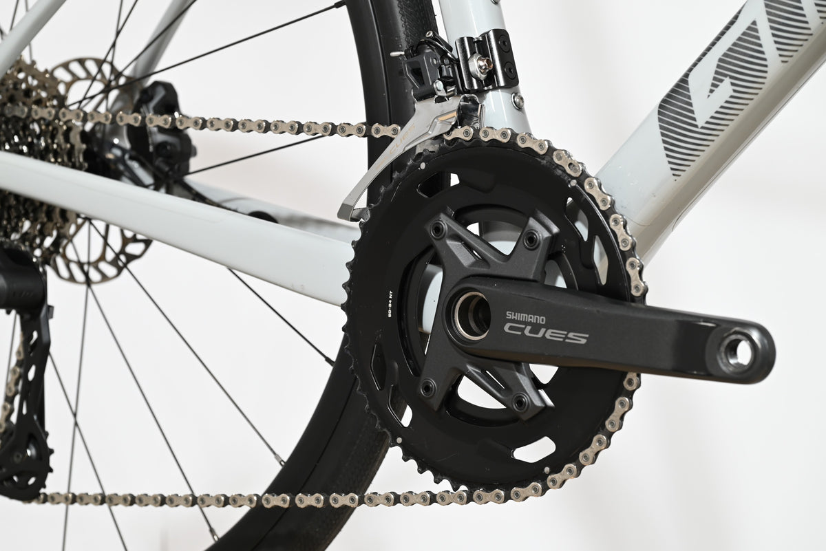 Gros plan sur le pédalier Shimano Cues et le dérailleur avant du vélo de route Loop Sports Giant Defy Advanced 3 2026