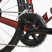 Gros plan sur le pédalier Shimano et la transmission du vélo de route Loop Sports Giant Defy Advanced 2 rouge