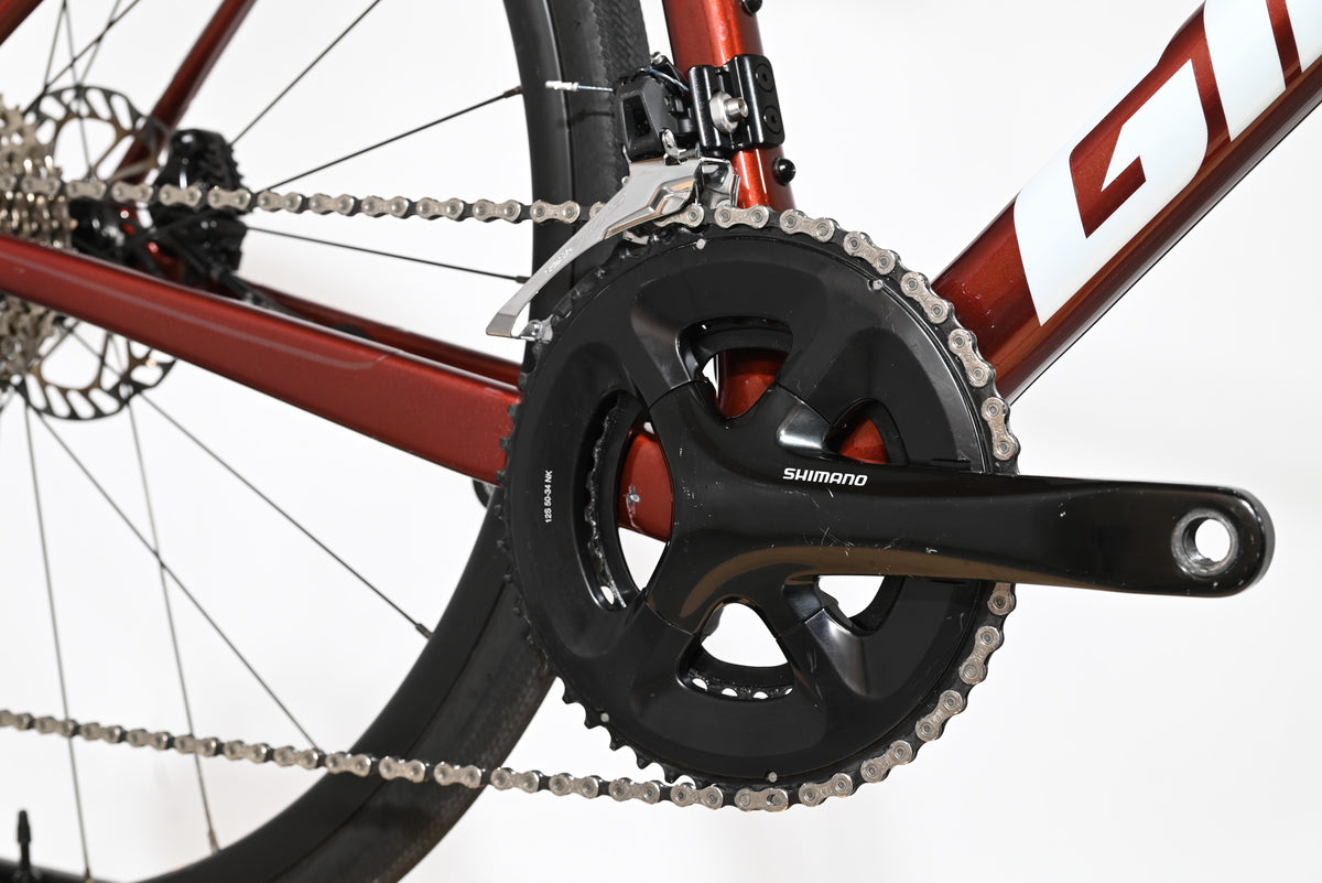 Gros plan sur le pédalier Shimano et la transmission du vélo de route Loop Sports Giant Defy Advanced 2 rouge
