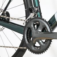 Gros plan sur le pédalier et le dérailleur avant Shimano Tiagra du vélo de route Giant Defy Advanced 3 Loop Sports