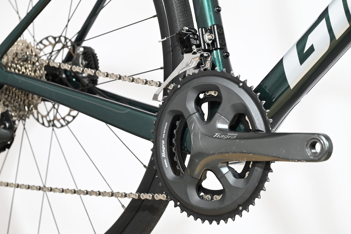 Gros plan sur le pédalier et le dérailleur avant Shimano Tiagra du vélo de route Giant Defy Advanced 3 Loop Sports