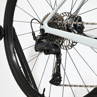 Transmission arrière Shimano Cues sur vélo de route Giant Defy Advanced 3 Loop Sports gris clair