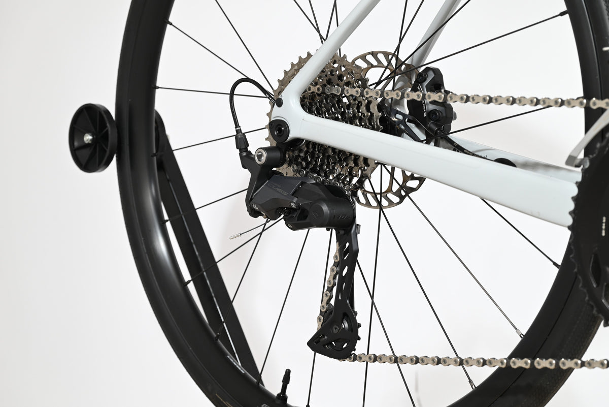 Transmission arrière Shimano Cues sur vélo de route Giant Defy Advanced 3 Loop Sports gris clair