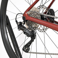 Transmission arrière Shimano 105 rouge du vélo de route Giant Defy Advanced 2 2025 chez Loop Sports