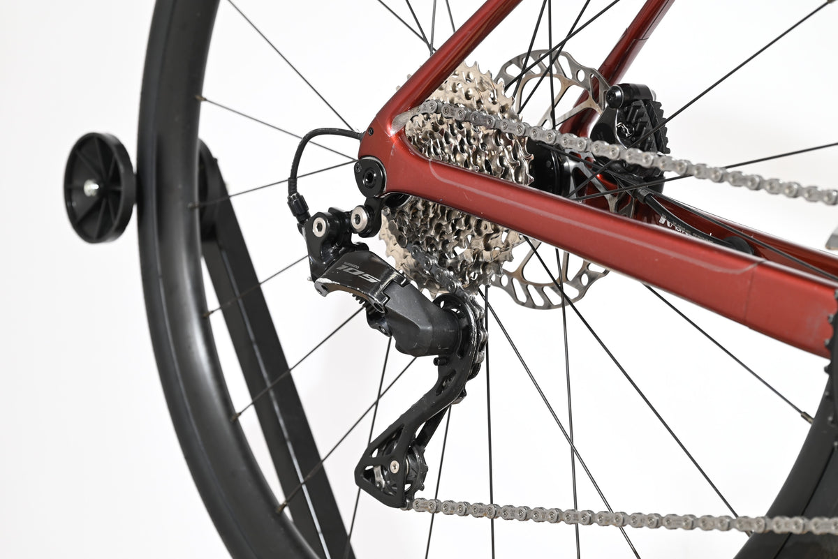 Transmission arrière Shimano 105 rouge du vélo de route Giant Defy Advanced 2 2025 chez Loop Sports