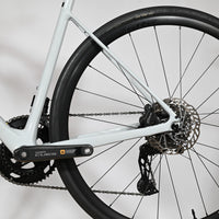 Gros plan sur la transmission Shimano Cues et le frein à disque arrière du vélo de route Loop Sports Giant Defy Advanced 3
