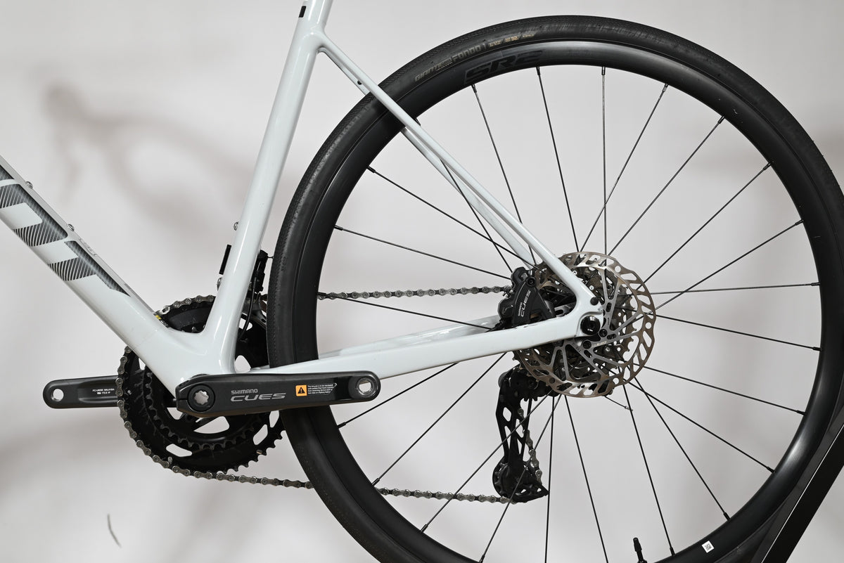 Gros plan sur la transmission Shimano Cues et le frein à disque arrière du vélo de route Loop Sports Giant Defy Advanced 3