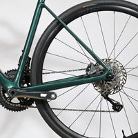 Vue rapprochée de la transmission et du frein à disque arrière du vélo de route Loop Sports Giant Defy Advanced 3