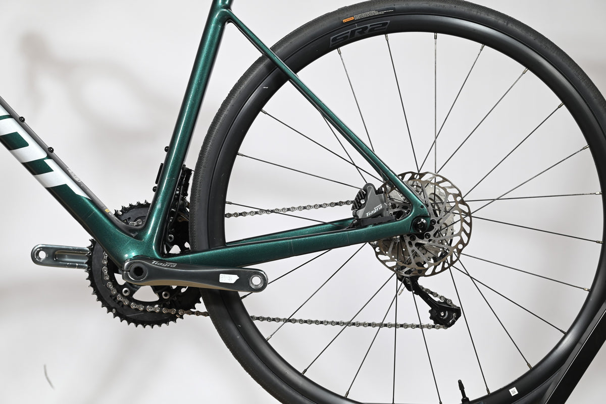 Vue rapprochée de la transmission et du frein à disque arrière du vélo de route Loop Sports Giant Defy Advanced 3