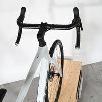 Vue de dessus du guidon et du cadre gris du vélo de route Giant Defy Advanced 3 2026 chez Loop Sports