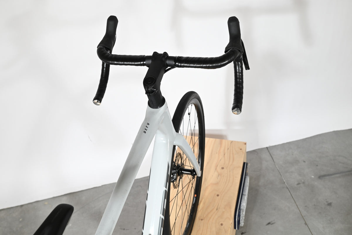 Vue de dessus du guidon et du cadre gris du vélo de route Giant Defy Advanced 3 2026 chez Loop Sports