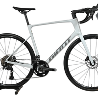 Vélo de route Giant Defy Advanced 3 2026 gris clair chez Loop Sports sur un support en bois