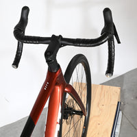Vue plongeante sur le guidon et le cadre rouge brillant du vélo de route Giant Defy Advanced 2 chez Loop Sports
