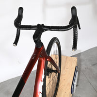 Vue plongeante sur le guidon et le cadre rouge brillant du vélo de route Giant Defy Advanced 2 chez Loop Sports