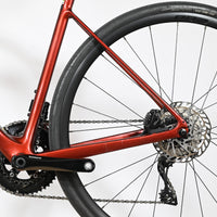 Gros plan sur la roue arrière et le cadre rouge brillant du vélo de route Giant Defy Advanced 2 chez Loop Sports