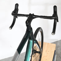 Vue plongeante du guidon et du cadre vert émeraude du vélo de route Giant Defy Advanced 3 2025 chez Loop Sports