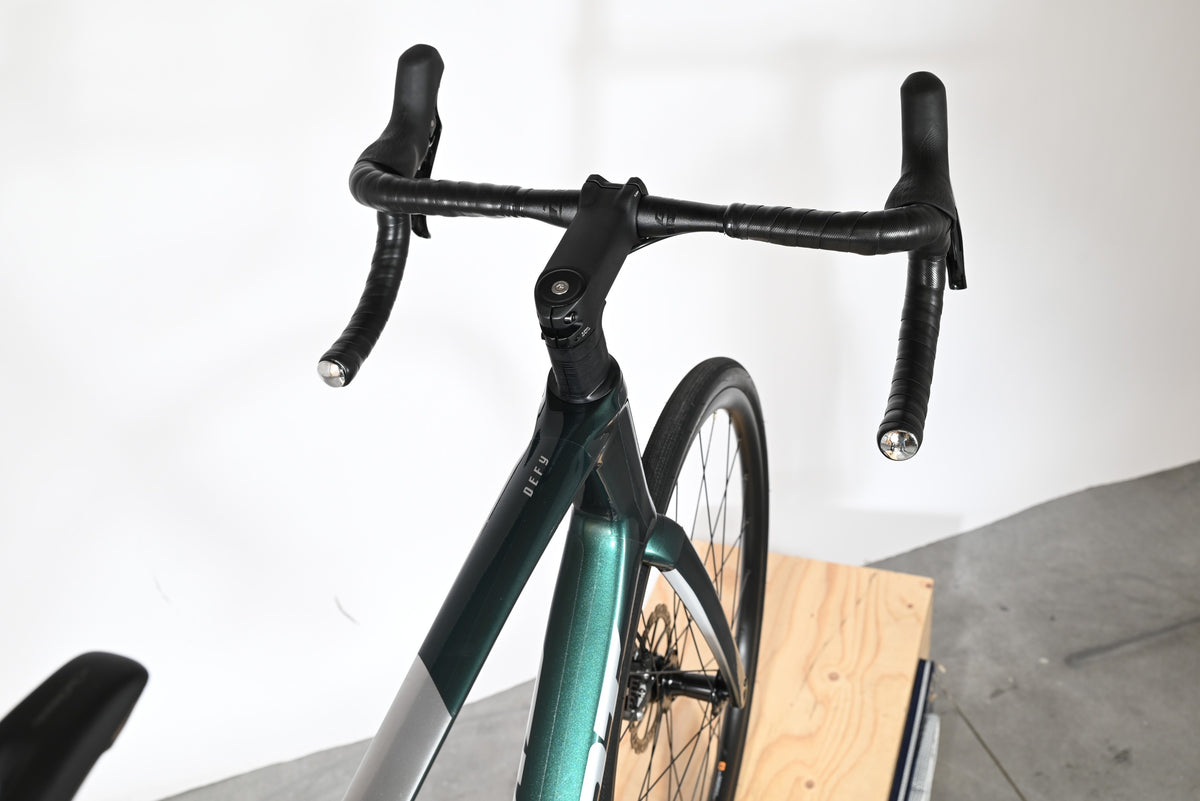 Vue plongeante du guidon et du cadre vert émeraude du vélo de route Giant Defy Advanced 3 2025 chez Loop Sports