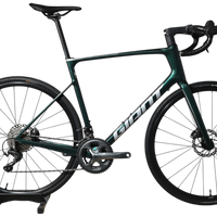 Vélo de route Giant Defy Advanced 3 2025 vert foncé avec cadre en carbone, présenté par Loop Sports