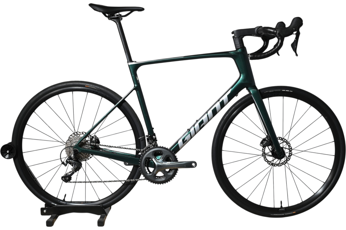 Vélo de route Giant Defy Advanced 3 2025 vert foncé avec cadre en carbone, présenté par Loop Sports
