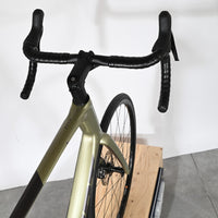 Vue plongeante sur le guidon et le cadre vert olive du vélo de route Giant Defy Advanced 2 2024 chez Loop Sports