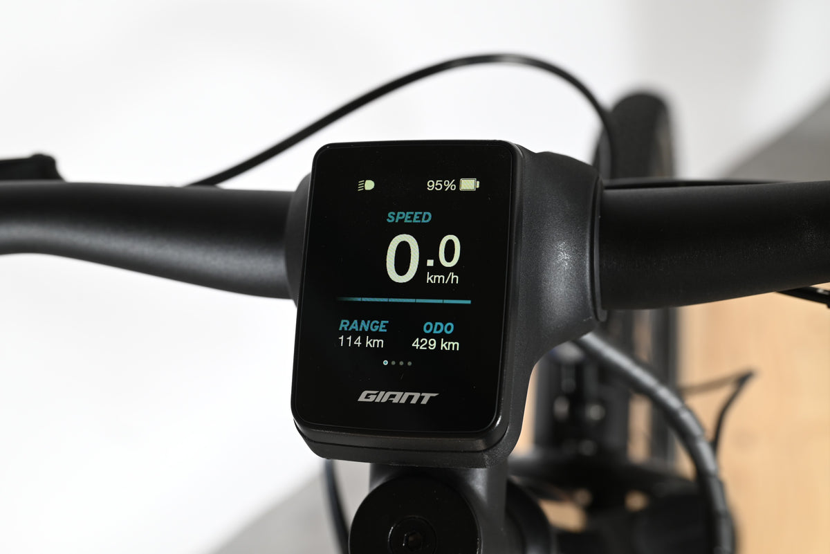 Écran de contrôle numérique Giant sur le guidon du vélo électrique Liv Amiti E+2 chez Loop Sports